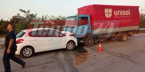 Σύγκρουση φορτηγού με ΙΧ