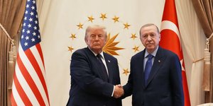 Τραμπ και Ερντογάν σε χειραψία