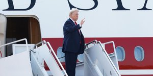 Ο Τραμπ επιβιβάζεται επισήμως στο νέο Air Force One
