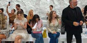 Ο Νίκος Τσάκος στο πλευρό της Σίλιας Κριθαριώτη στο σόου της στο Παρίσι -Μαζί οι κόρες τους [εικόνα]