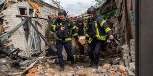 Διασώστες μεταφέρουν τη σορό ενός ανθρώπου στο Χάρκοβο, στην ανατολική Ουκρανία