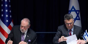 Ο Ισραηλινός υπουργός Εξωτερικών Γκίντεον Σάαρ, δεξιά, και ο πρέσβης των ΗΠΑ στο Ισραήλ Μάικ Χάκαμπι υπογράφουν έγγραφα για μόνιμη πρεσβεία των ΗΠΑ στην Ιερουσαλήμ.