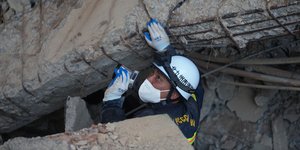 Διασώστης στα ερείπια κτιρίου στην Κατία Λα Μαρ της Βενεζουέλας 