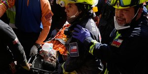 Διασώστες μεταφέρουν τον Ερνάν Χιλ από τα ερείπια κτιρίου στη Βενεζουέλα σε νοσοκομείο