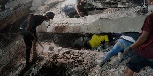 Άνθρωποι ψάχνουν στα χαλάσματα από τους σεισμούς στη Βενεζουέλα