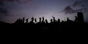 Κάτοικοι και διασώστες στα χαλάσματα από τους σεισμούς στη Βενεζουέλα
