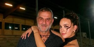 Η Βικτώρια Δέλλα με τον πατέρα της, Τραϊανό, στην αποφοίτησή της