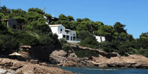 Η πολυσυζητημένη βίλα Τσίπρα στο Σούνιο