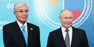 Ο Βλαντιμίρ Πούτιν με τον πρόεδρο του Καζακστάν Κασίμ Τζομάρτ Τοκάιεφ 