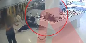 Η στιγμή που οδηγός μπερδεύει τις ταχύτητες και εισβάλει σε κατάστημα στα Βριλήσσια