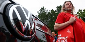 Εργαζόμενοι της αυτοκινητοβιομηχανίας Volkswagen AG και μέλη του συνδικάτου IG Metall στον χώρο των κεντρικών γραφείων της Volkswagen την ημέρα της συνεδρίασης του εποπτικού συμβουλίου της εταιρείας, στο Βόλφσμπουργκ της Γερμανίας