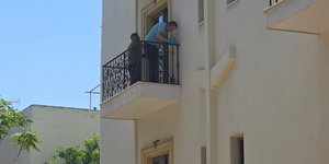 Το μπαλκόνι του ξενοδοχείου από όπου έπεσε ο 17χρονος Βρετανός
