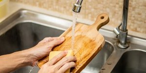 πλύσιμο ξύλινης επιφάνειας κοπής