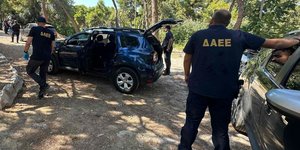 Στελέχη της ΔΑΕΕ προχώρησαν σε συλλήψεις για την πυρκαγιά στο θέατρο Μπάντμιντον