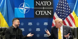 Στιγμιότυπο από την συνάντηση του Βολοντίμιρ Ζελένσκι με τον Ντόναλντ Τραμπ στο περιθώριο της συνόδου του NATO