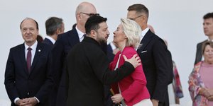 Ο Ουκρανός πρόεδρος Βολοντίμιρ Ζελένσκι και η Πρόεδρος της Ευρωπαϊκής Επιτροπής Ούρσουλα Φον ντερ Λάιεν στο Κίεβο