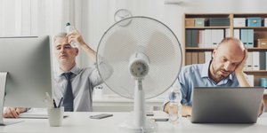 Oι υψηλές θερμοκρασίες αλλάζουν το dress code στη δουλειά