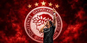 Ο Ζότα Σίλβα με φόντο το σήμα του Ολυμπιακού