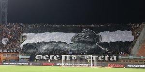Το πανό των οπαδών του ΟΦΗ στο Παγκρήτιο