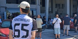 Οπαδός του ΠΑΟΚ έξω από την Τούμπα με φανέλα του Κωνσταντέλια