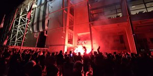 Οπαδοί του ΠΑΟΚ έξω από την Τούμπα διαμαρτύρονται για την αποχώρηση του Κωνσταντέλια