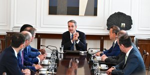 Ο Κυριάκος Μητσοτάκης στη συνάντηση για τις υπογραφές με την Meridiam