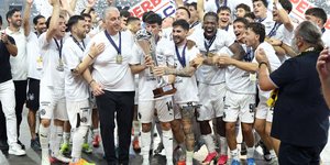 Η ομάδα του ΟΦΗ στην απονομή του Super Cup Ελλάδας