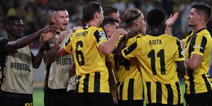 Οι παίκτες της ΑΕΚ πανηγυρίζουν κόντρα στη Λέφσκι Σόφιας