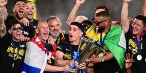 Στιγμιότυπο από την απονομή του τίτλου της Super League 2025/26 στην ΑΕΚ