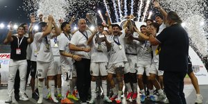 Η απονομή του Super Cup Ελλάδας στον ΟΦΗ 