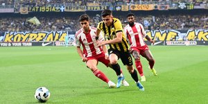 Στιγμιότυπο από ντέρμπι ΑΕΚ - Ολυμπιακός στη Super League