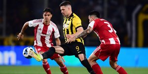 Στιγμιότυπο από ντέρμπι ΑΕΚ - Ολυμπιακός στη Super League