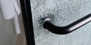 Άλατα σε τζάμι ντουζιέρας