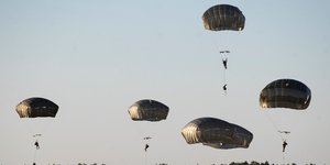 O βρετανικός στρατός επενδύει σε αλεξίπτωτα