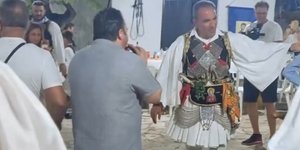 Ο Νίκος Αλιάγας με παραδοσιακή φουστανέλα στο πανηγύρι του χωριού του, στο Μεσσολόγι 