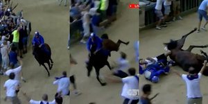 H στιγμή που το άλογο σωριάζεται στο έδαφος στην ιπποδρομία Palio di Siena 