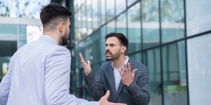 Οι ψυχολόγοι συμφωνούν: Να γιατί κάποιοι άνθρωποι μιλούν πάντα δυνατά