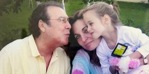 Η Άντζελα Γκερέκου και ο Τόλης Βοσκόπουλος με την κόρη τους Μαρία