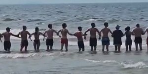 Δεκάδες πολίτες δημιούργησαν ανθρώπινη αλυσίδα στη θάλασσα για να εντοπίσουν αγνοούμενο παιδί