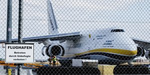 Το ουκρανικό αεροσκάφος Antonov στο αεροδρόμιο της Λειψίας, δίπλα στο οποίο βρέθηκε το ύποπτο drone