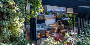 Οι πιο δροσερές αυλές της Αθήνας για φαγητό τον Αύγουστο -5 διευθύνσεις κάτω από τα δέντρα