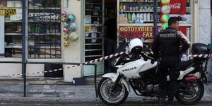 Αστυνομικοί έξω από κατάστημα ψιλικών
