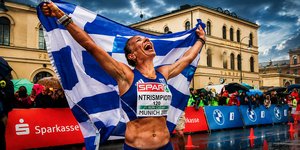 Η Αντιγόνη Ντρισμπιώτη με την ελληνική σημαία στα χέρια