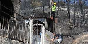 Αυτοψία σε κτίριο στην Σαλαμίνα