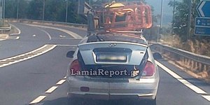 Αυτοκίνητο φορτωμένο σχολικά θρανία Ανθήλη