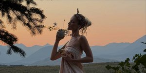 Η Μπέλα Χαντίντ βρήκε το ρομαντικό ροζ φόρεμα που θα απογειώσει τις τελευταίες καλοκαιρινές εμφανίσεις