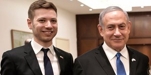 Ο Ισραηλινός πρωθυπουργός Μπέντζαμιν Νετανιάχου με τον μεγαλύτερο γιο του, Γιάιρ 