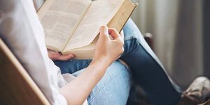 Στη Βρετανία αλλά και αλλού η βιβλιοθεραπεία γνωρίζει ραγδαία άνοδο ως μέσο ενίσχυσης της ευεξίας και βοήθειας σε δύσκολες αποφάσεις ζωής / UNSPLASH