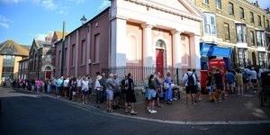 Ουρές στη Βρετανία για να αγοράσουν γυαλιά για την έκλειψη ηλίου