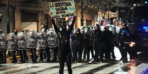 Συγκρούσεις διαδηλωτών με την αστυνομία στο κέντρο του Μπουένος Άιρες